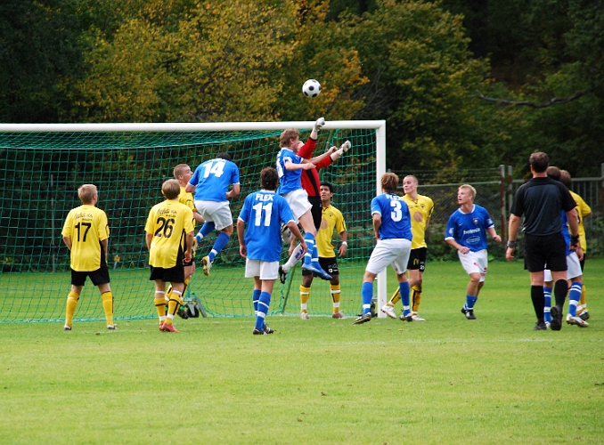 2008_0920_26.JPG - Karlstad låg på för en reducering men Glenn Schön håller rent framför mål