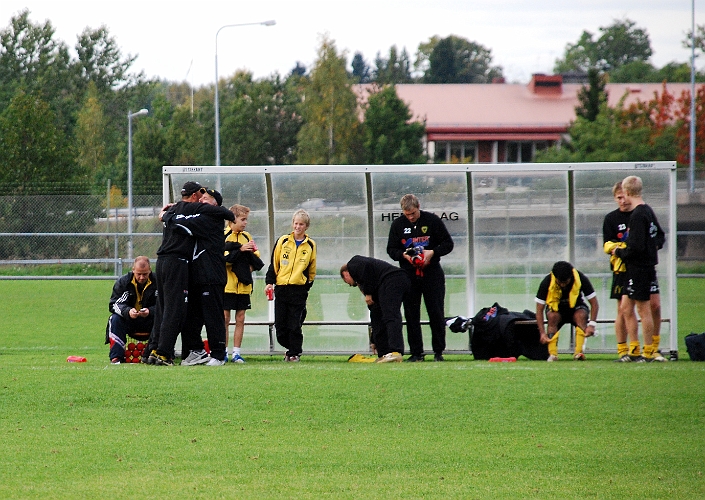 2008_0920_29.JPG - Lättnad och glädje på Södrabänken när slutsignalen kom och segern är ett faktum
