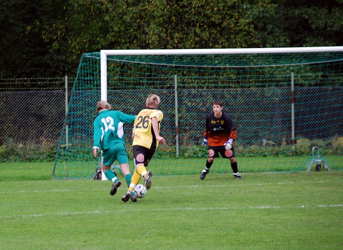 2008_0920_15.JPG - Åter en farlig chans för Sörsta/Kolbäck men Emil Gillberg hinner störa motståndaren och Haris gör en räddning