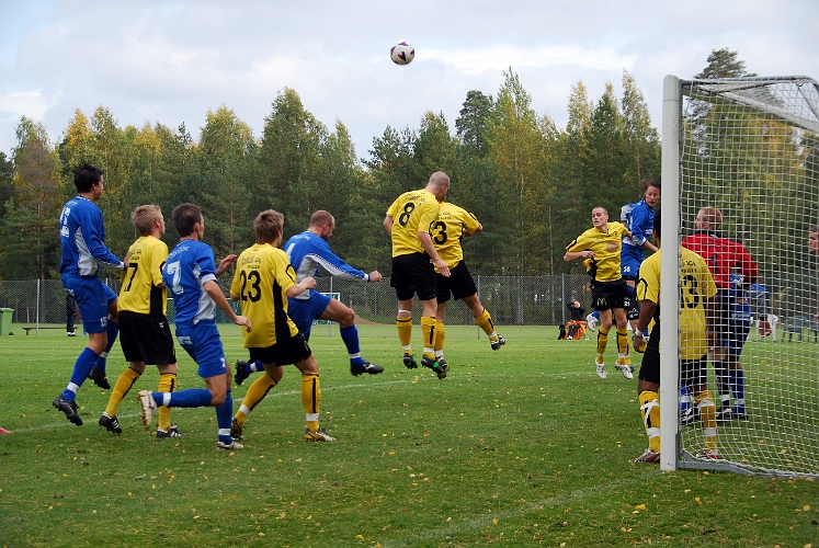 2008_0927_03.JPG - Här nickas bollen undan av Södras försvar efter en Örebrohörna
