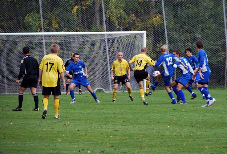 2008_0927_06.JPG - Södra sticker upp imellanåt med Örebroförsvaret är väl samlat