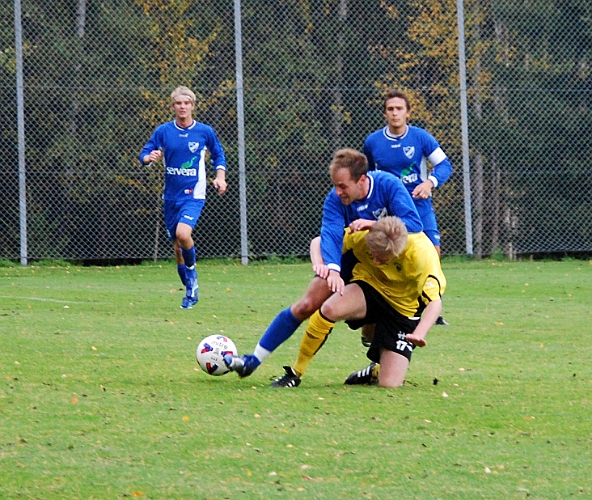 2008_0927_12.JPG - Jacob Karlsson trycks ner av en Örebrospelare