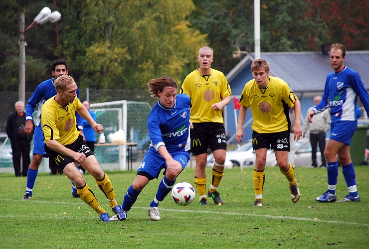 2008_0927_14.JPG - Örebrospelaren utmanar Södras mittfältsspelare