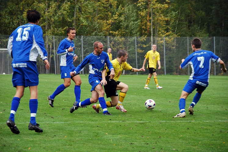 2008_0927_17.JPG - Thomas Giourgas kom in direkt i 2:a halvlek, här är han hårt uppvaktad av Örebroförsvaret