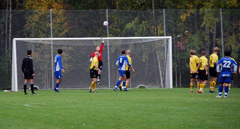 2008_0927_19.JPG - En frispark som går en bra bit över Södras målbur