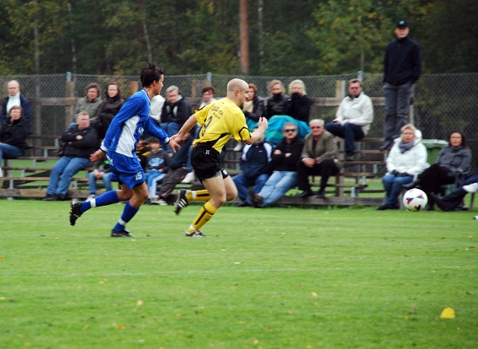 2008_0927_27.JPG - Kristofer Storm får en djupleds boll att jobba på