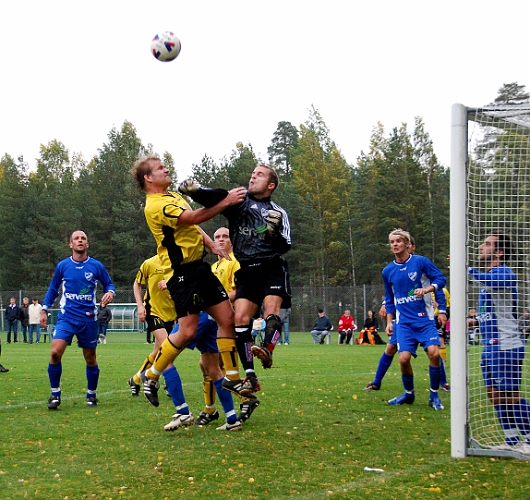 2008_0927_30.JPG - En höjdduell mellan Johan Reinholdsson och Örebros målvakt