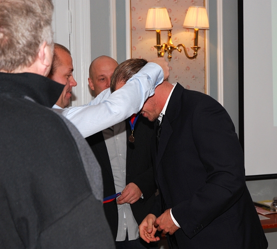 2008_1018_26.JPG - Medalj för Serieseger i Elitreserv Västmanland, Mikael Westman