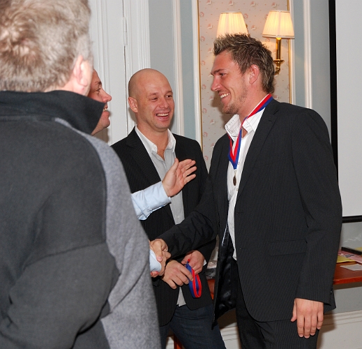 2008_1018_30.JPG - Medalj för Serieseger i Elitreserv Västmanland, Fredrik Hagström