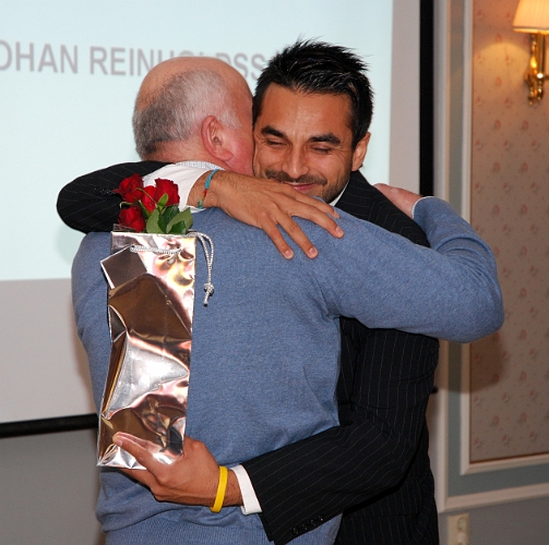 2008_1018_48.JPG - Salih "Salle" Resulovic tackas av spelarna genom Victor Huerta