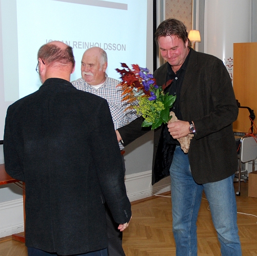 2008_1018_53.JPG - Jocke Englund tackades av styrelsen