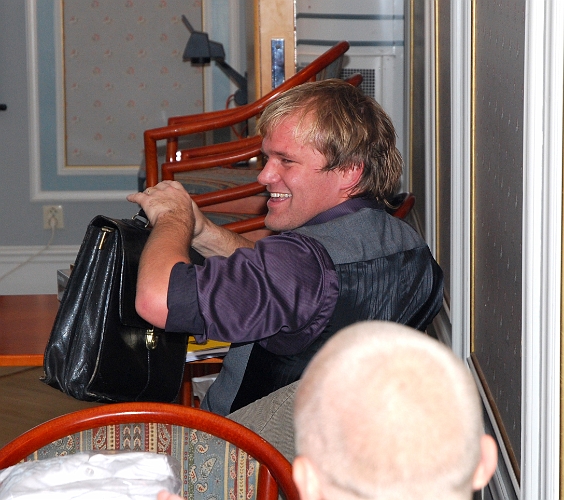 2008_1018_57.JPG - Johan Reinholdsson får ta över "Jottes" portfölj