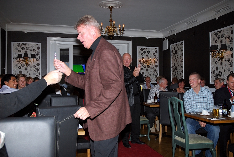 2008_1018_69.JPG - Prisutdelning av Bloms tips, Göran "Kuben" Johansson får en godisklubba. Tipset vanns som vanligt av Salih Resulovic.
