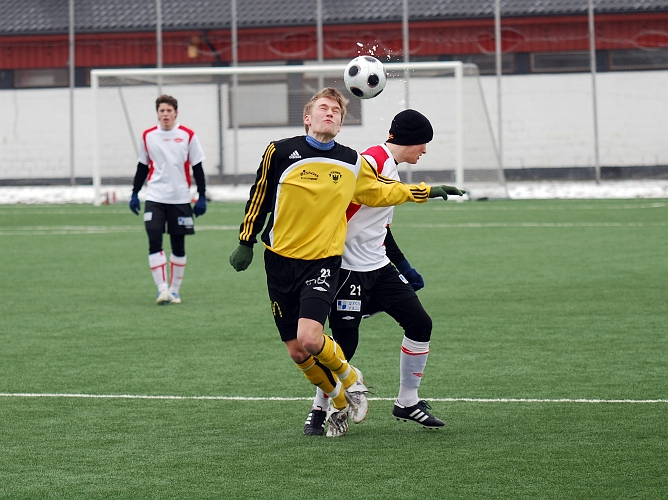 2009_0328_03.JPG - Samuel Hultqvist får en knuff i ryggen när han skall ta emot bollen