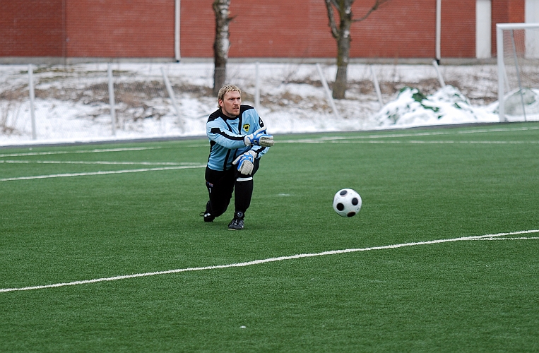 2009_0328_06.JPG - Södras målvakt Fredrik Hagström rullar ut bollen