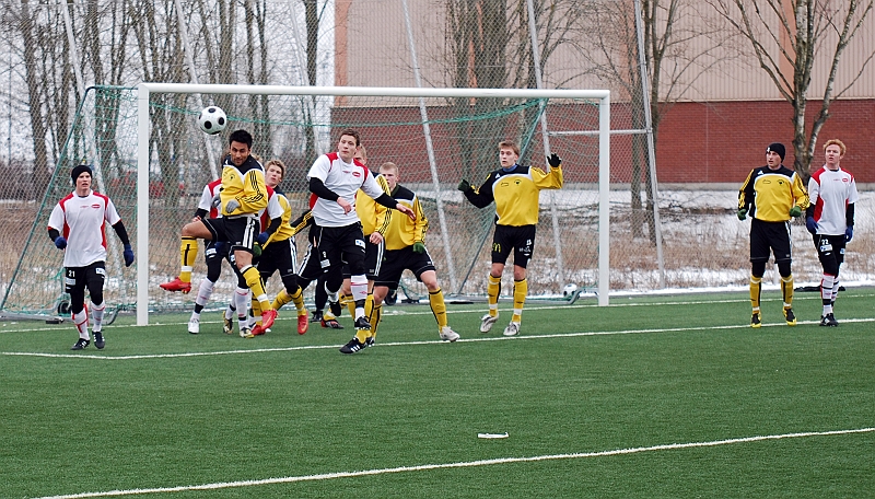 2009_0328_08.JPG - Arton Bekaj nickar undan bollen efter hörna