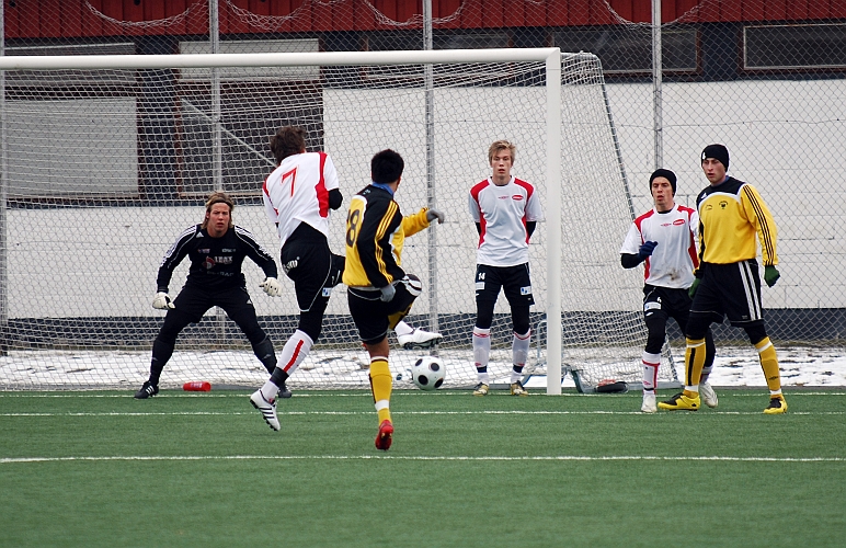 2009_0328_10.JPG - Arton Bekaj skjuter ett skott mot mål, men KFF's försvar reder ut situationen