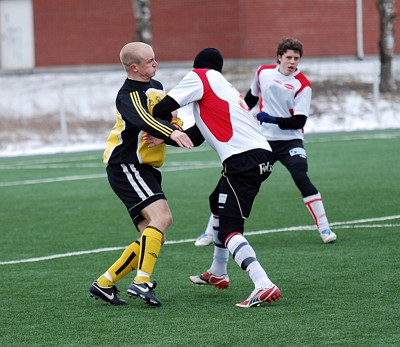 2009_0328_15.JPG - Kristofer Storm i närkamp med en köpingsförsvarare