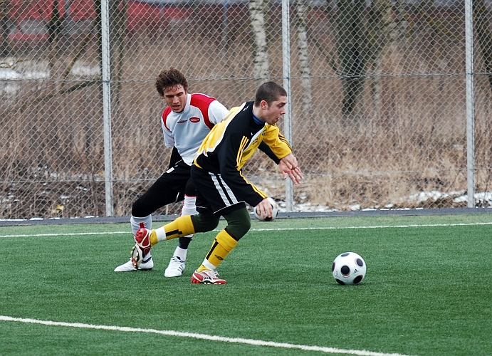 2009_0328_18.JPG - Thomas Giourgas dribblar förbi sin back