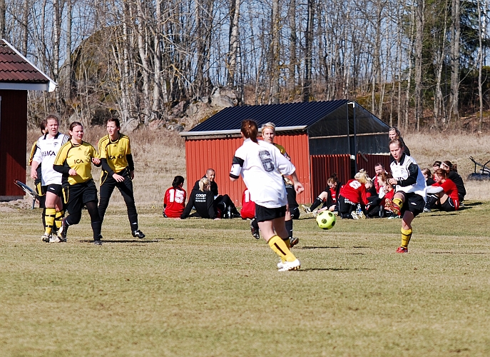 2009_0411_03.JPG - ASIF - Valla IF 6-0, Karin Haglind spelar in bollen till Jenny Ammesmäki (Södra i vita tröjor)