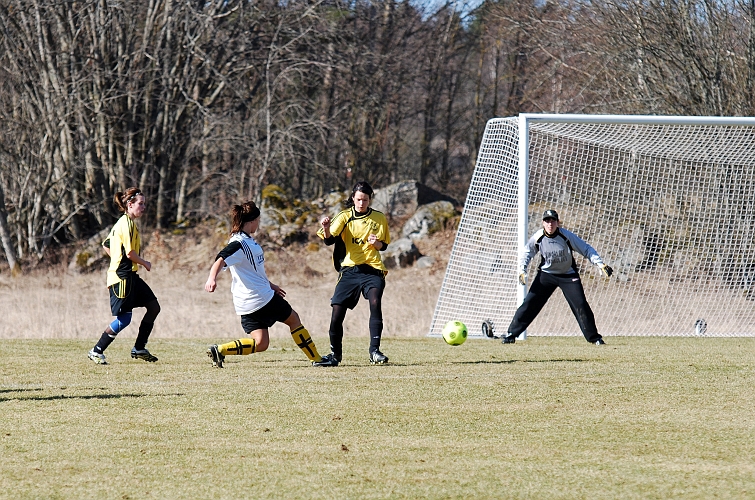 2009_0411_04.JPG - ASIF - Valla IF 6-0, Amanda Segerstedt rullar in 1-0 till Södra (Södra i vita tröjor)