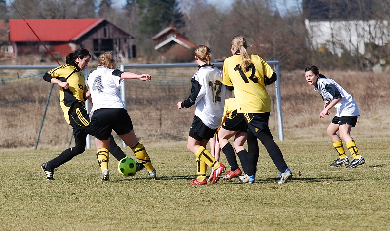 2009_0411_05.JPG - ASIF - Valla IF 6-0, Södra fortsätter att trycka på mot Valla's mål (Södra i vita tröjor)
