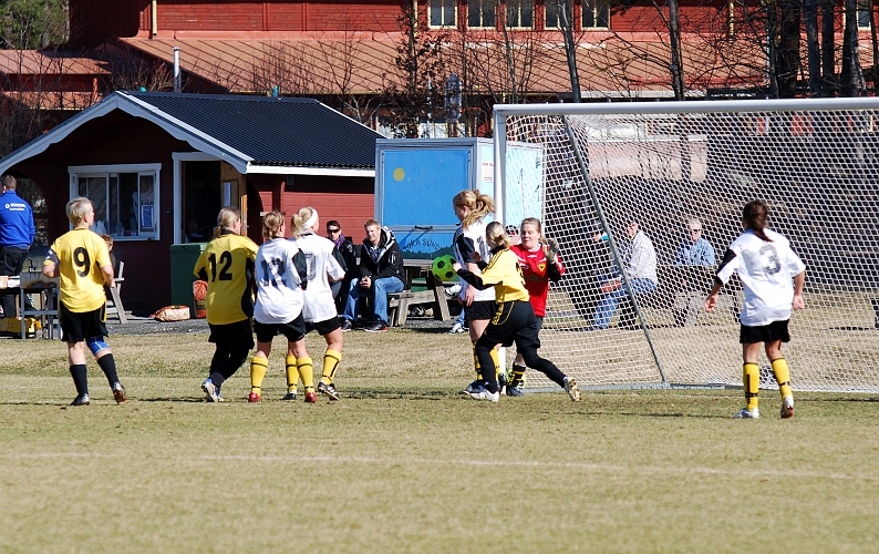 2009_0411_08.JPG - ASIF - Valla IF 6-0, Valla hade några farliga lägen men Södra's försvar reder ut farligheten (Södra i vita tröjor)
