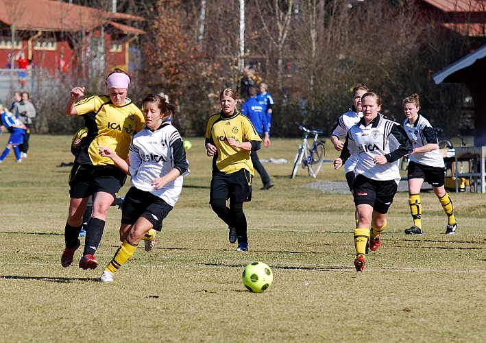 2009_0411_09.JPG - ASIF - Valla IF 6-0, Rebecca Collstam tar bollen för en Vallaspelare och startar ett anfall (Södra i vita tröjor)