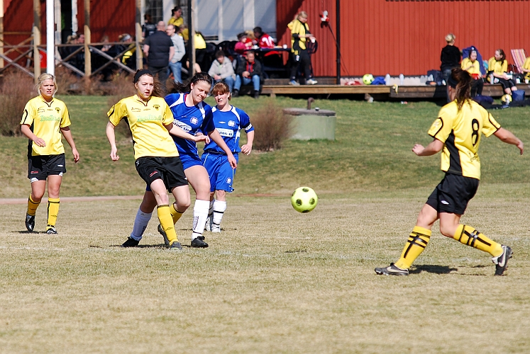2009_0411_14.JPG - ASIF - St.Sundby GoIF 4-1, Sofia Andersson spelar bollen till Amanda Segerstedt