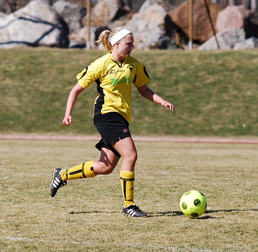 2009_0411_18.JPG - ASIF - St.Sundby GoIF 4-1, Linda Hurtig driver fram bollen