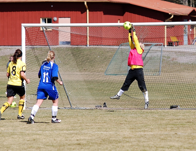 2009_0411_20.JPG - ASIF - St.Sundby GoIF 4-1, Kajsa Rudengård slår en bra frispark som målvakten inte kan hålla, och Amanda Segerstedt slår in 1-1 på returen