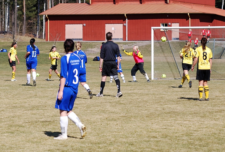 2009_0411_21.JPG - ASIF - St.Sundby GoIF 4-1, Jenny Ammesmäki ger Södra ledningen med 2-1