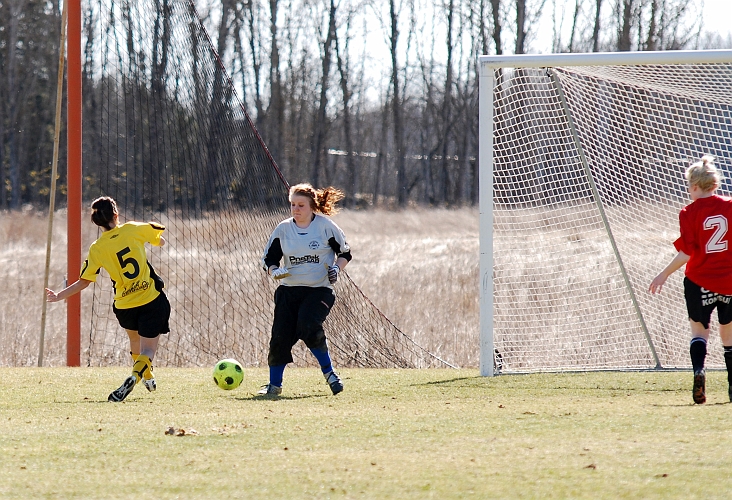 2009_0411_27.JPG - Semifinal: ASIF - Nora-Pershyttan 4-0, Betty Blixt får ett bra läge men målvakten räddar bollen