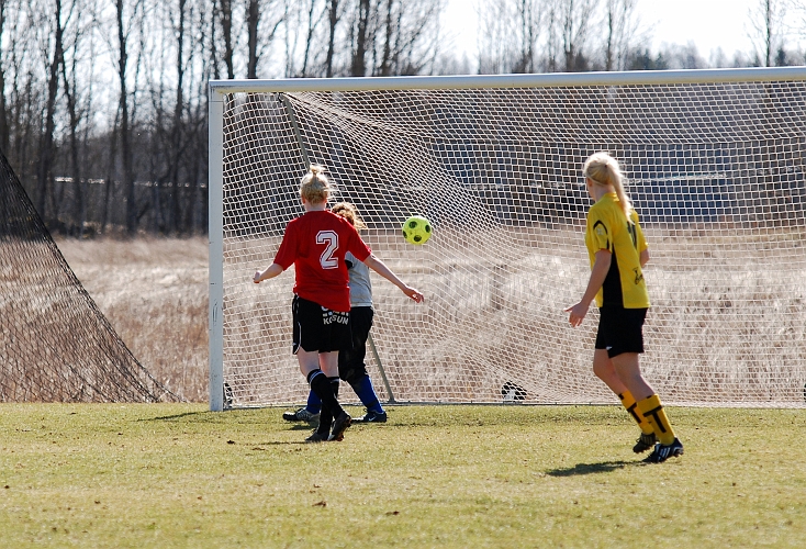2009_0411_28.JPG - Semifinal: ASIF - Nora-Pershyttan 4-0, Amanda Segerstedt ger Södra ledningen med 1-0 på ett skott utifrån planen