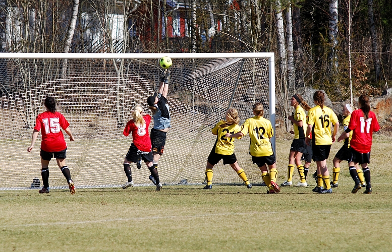 2009_0411_32.JPG - Semifinal: ASIF - Nora-Pershyttan 4-0, En mycket bra hörna från Nora-Pershyttan ställde till problem för Södra