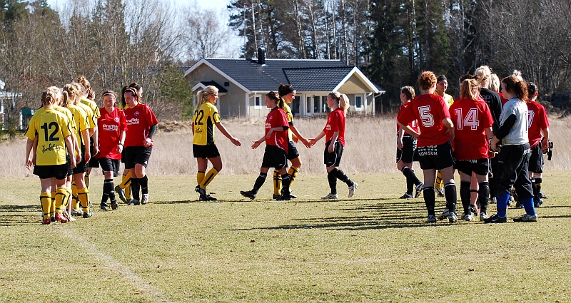2009_0411_36.JPG - Semifinal: ASIF - Nora-Pershyttan 4-0, Lagen tackar varandra efter matchen