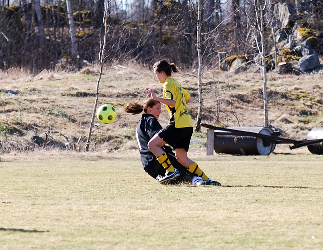 2009_0411_38.JPG - Final: ASIF - Norrby SK 5-3 (1-1), Betty Blixt får ytterligare ett bra läge men bollen vill inte i mål