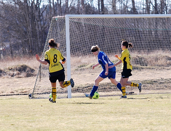 2009_0411_39.JPG - Final: ASIF - Norrby SK 5-3 (1-1), Södra's anfallare pressar på mot Norrby's försvarare