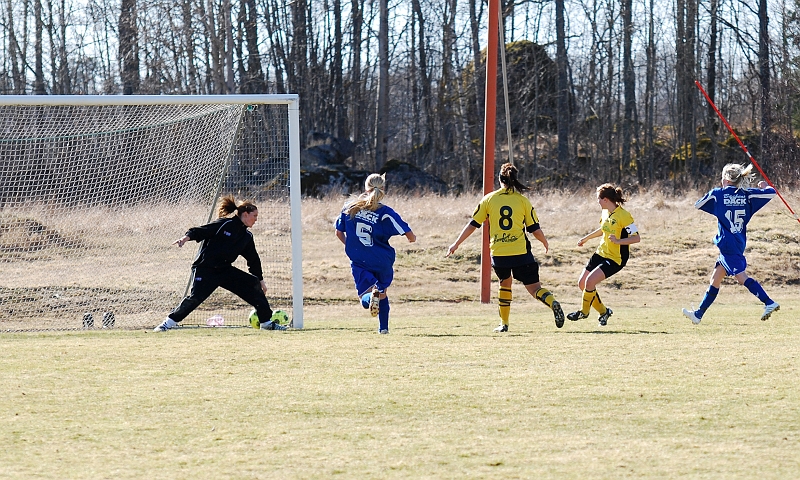 2009_0411_40.JPG - Final: ASIF - Norrby SK 5-3 (1-1), Jenny Ammesmäki ger Södra ledningen med 1-0