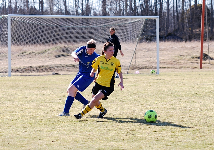 2009_0411_42.JPG - Final: ASIF - Norrby SK 5-3 (1-1), Betty Blixt tar emot bollen och söker någon medspelare att passa till
