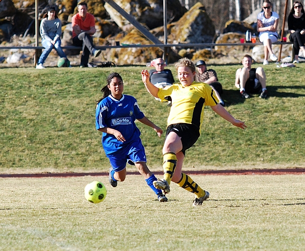 2009_0411_45.JPG - Final: ASIF - Norrby SK 5-3 (1-1), Kajsa Rudengård bryter en passning