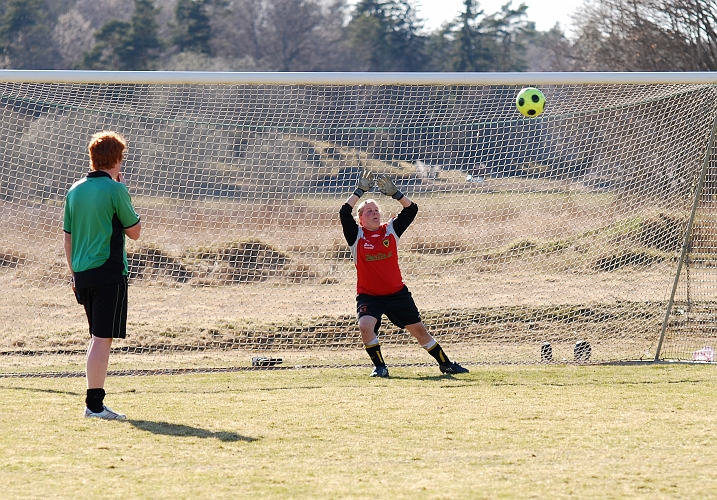 2009_0411_53.JPG - Final: ASIF - Norrby SK 5-3 (1-1), Norrby skjuter bollen över mål, 3-3