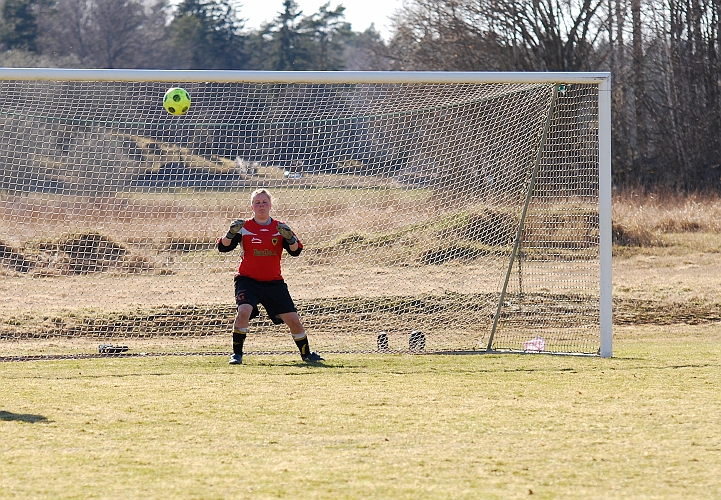 2009_0411_55.JPG - Final: ASIF - Norrby SK 5-3 (1-1), Norrby har lite oflyt och bollen går i ribban och ut, 4-3