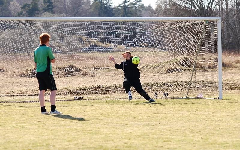 2009_0411_56.JPG - Final: ASIF - Norrby SK 5-3 (1-1), Martina Hermansson avgör med att slå in sin straff (målvakten var på bollen men orkade inte tippa iväg den), 5-3