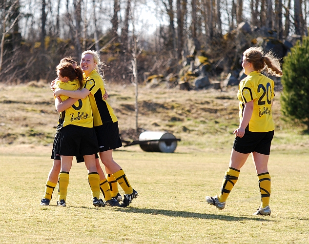 2009_0411_57.JPG - Final: ASIF - Norrby SK 5-3 (1-1), Glada Södratjejer efter straffdramatiken
