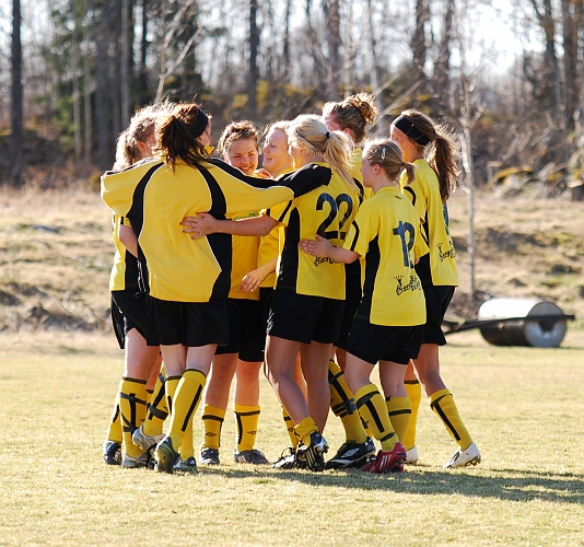 2009_0411_58.JPG - Final: ASIF - Norrby SK 5-3 (1-1), Glada Södratjejer efter straffdramatiken