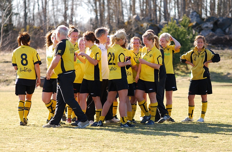 2009_0411_59.JPG - Final: ASIF - Norrby SK 5-3 (1-1), Glada Södraledare och spelare efter straffdramatiken