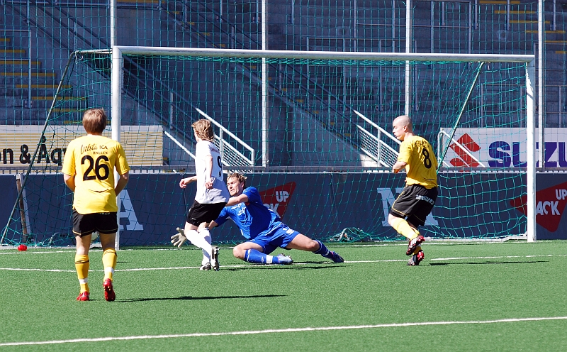2009_0418_01.JPG - ÖSK U började matchen i bra tempo, här styr målvakten Fredrik Hagström bollen till hörna