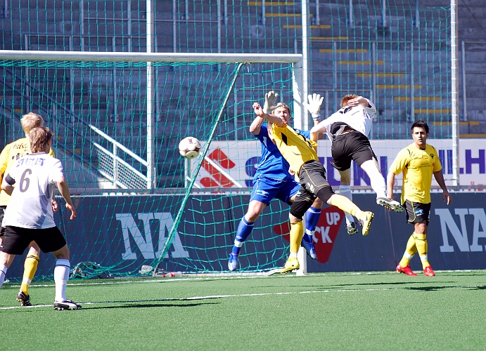 2009_0418_02.JPG - ÖSK anfallaren nickar bollen strax utanför målet