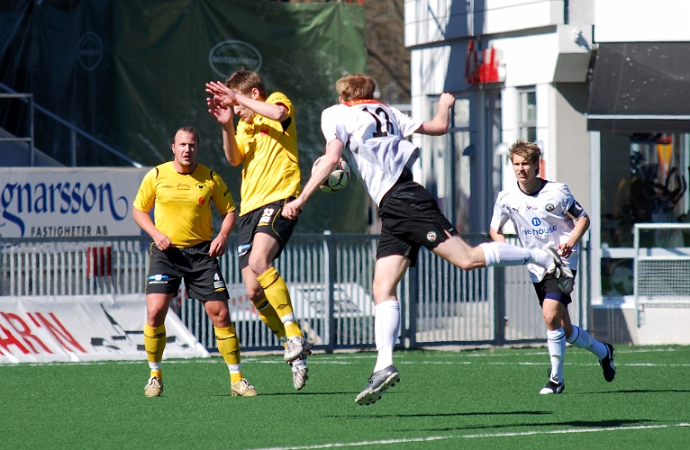 2009_0418_03.JPG - Samuel Hultqvist i närkamp med en motståndare